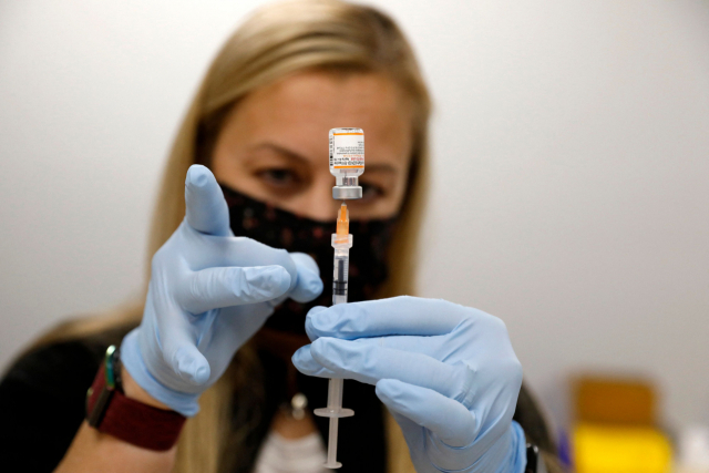 지난 5일(현지 시간) 미국 미시간주 사우스필드의 한 간호사가 코로나19 백신 투약을 준비하고 있다. /AFP연합뉴스