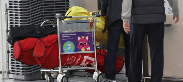 지난 5일 인천공항에서 제주항공 치앙마이행 승객들이 짐을 부치고 있다./연합뉴스