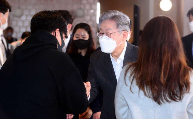 이재명 더불어민주당 대선 후보가 8일 서울 성동구 패스트파이브 서울숲점에서 열린 스타트업 정책 토크에서 참석자들과 인사를 하고 있다. /권욱 기자