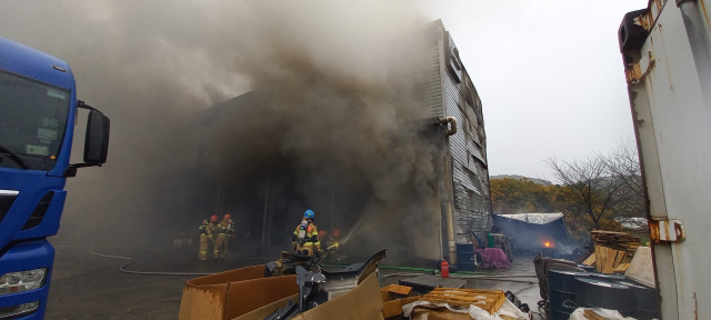 8일 오전 울산시 울주군의 한 차량정비센터에서 화재가 발생, 출동한 소방대가 화재진압을 하고 있다. /사진제공=울산소방본부