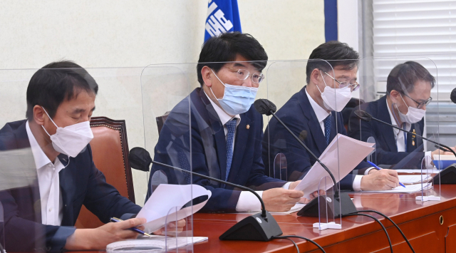 박완주(왼쪽 두번째) 더불어민주당 정책위의장이 지난달 28일 국회에서 열린 당 정책조정회의에서 발언하고 있다. / 권욱 기자