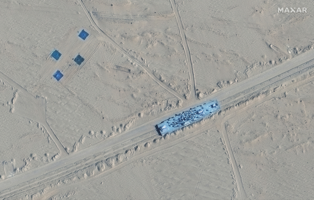 지난달 20일 중국 타클라마칸 사막에 미 해군 항공모함 등의 모형이 설치된 모습. /AP연합뉴스