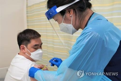 지난 8월 30일 부산 동아대병원에서 SK바이오사이언스의 코로나19 백신 후보물질 GBP510 임상 3상 시험 참가자가 후보물질을 주사로 투여받고 있다. /사진제공=연합뉴스