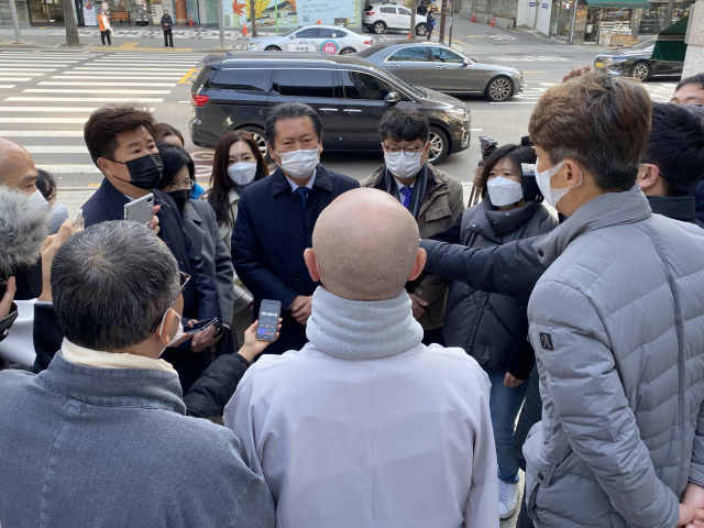 지난 25일 서울 종로구 조계사를 찾은 정청래 더불어민주당 의원이 스님들에게 출입을 거부 당하고 있다./사진제공=조계종