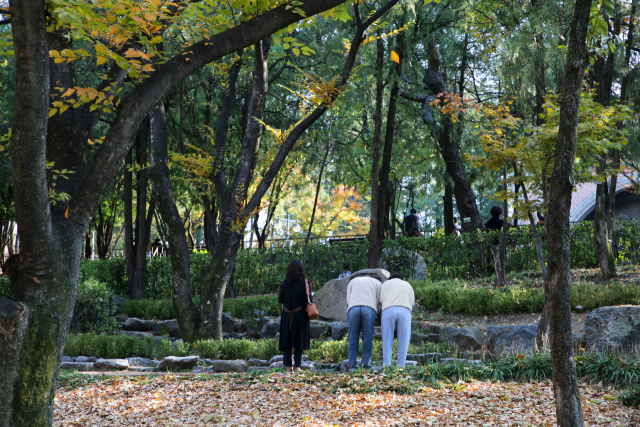 성모당을 찾은 한 부부 순례객이 기도하고 있다. 성모당은 프랑스 루르드 마사비엘동굴을 본 따 만들어진 국내 대표 천주교 성지다.