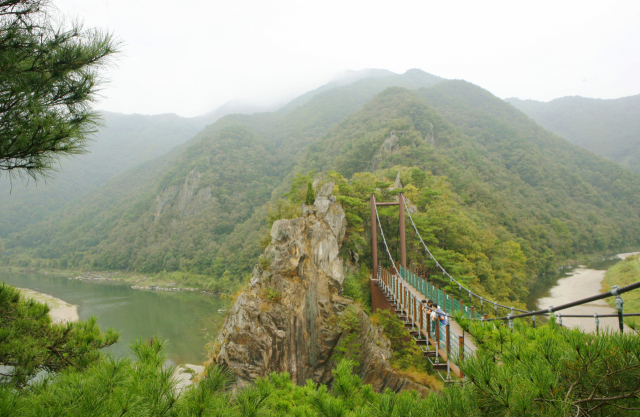 수주팔봉 출렁다리에서 내려다 본 칼바위와 달천.