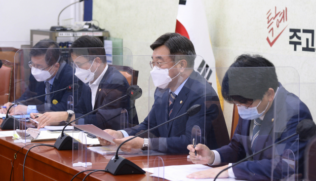 더불어민주당 윤호중 원내대표가 9일 서울 여의도 국회에서 열린 원내대책회의에서 발언하고 있다. /연합뉴스