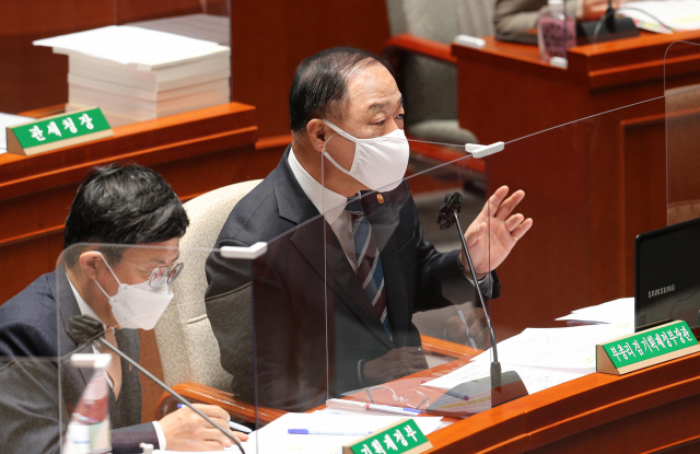 홍남기 '요소수 여러나라와 협의 막바지…품귀사태 단기적 해소'