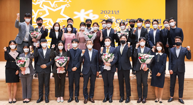 윤종규(앞줄 가운데) KB금융그룹 회장이 (맨 앞줄 가운데)이 지난 8일 서울 여의도 KB금융 본사에서 ‘2021 그룹 CoP 페스티벌’ 수상자들을 축하하고 있다. /사진 제공=KB금융
