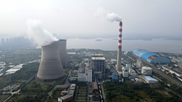 중국 안후이성 허페이의 석탄 발전소가 대량의 미세먼지를 배출하고 있다. /신화연합뉴스