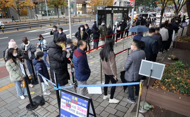 10일 오전 서울 송파구 보건소 코로나19 선별진료소에서 검사를 받으려는 시민들이 줄을 서고 있다./연합뉴스