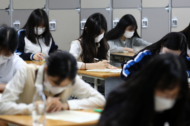 고3 학생들이 10월 전국연합학력평가를 준비하고 있다. /연합뉴스