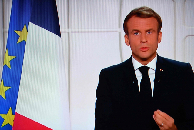 에마뉘엘 마크롱 프랑스 대통령이 9일(현지시간) TV 대국민 담화에서 에너지 자립을 보장하고 2050년까지 탄소 순 배출량을 '0'으로 만드는 탄소 중립을 달성하기 위해 신규 원자로 건설을 재개한다고 밝혔다./AFP연합뉴스