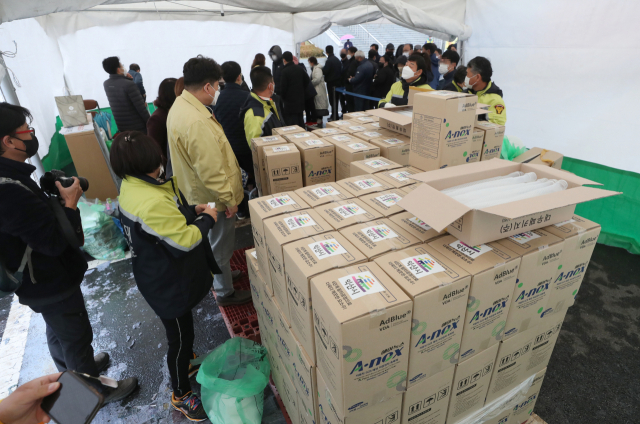 전북 익산시 관계자들이 10일 실내체육관에서 요소수 판매를 준비하고 있다. 해당 사진은 기사 내용과 관계 없음. /연합뉴스