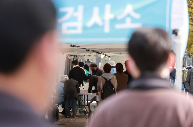 코로나19 임시 선별검사소에서 시민들이 검사를 받기 위해 차례를 기다리고 있다./연합뉴스