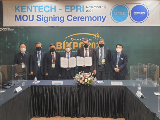 윤의준(왼쪽 네번째) KENTECH 총장과 닐 웜셔스트 EPRI 부사장이 10일 광주 김대중컨벤션센터에서 미래 에너지산업분야 연구개발(R&D) 협력을 위한 업무협약을 체결한 뒤 기념촬영을 하고 있다. /사진제공=KENTECH