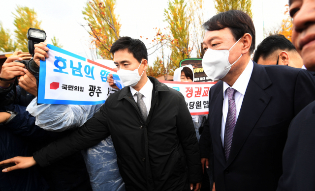 10일 광주 서구 5·18자유공원을 찾은 윤석열 국민의힘 대선 후보가 지지자들 사이로 이동하고 있다./광주=공동취재단