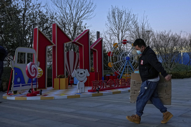 중국 최대의 쇼핑 시즌인 광군제 기간인 지난 9일 베이징에서 한 택배 기사가 상품을 운반하고 있다. /AP연합뉴스
