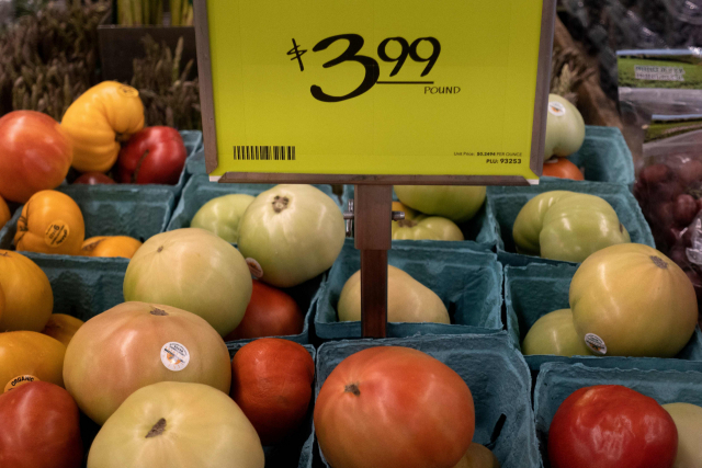8월 미국 워싱턴 DC의 한 지역 식료품점의 과일과 채소가 작년 같은 달에 비해 5.4% 올랐다,/AFP연합뉴스