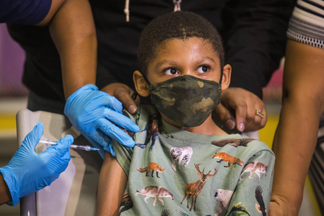 지난 8일(현지시간) 미국 뉴욕시에서 9세 어린이가 코로나19 백신을 접종하고 있다.