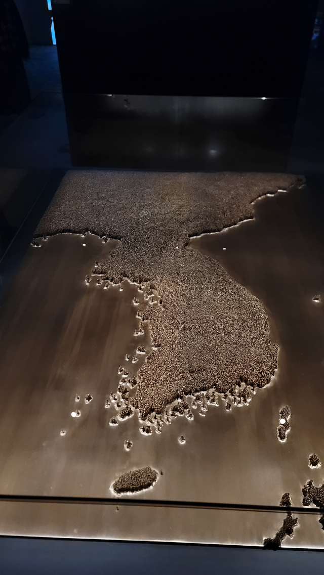 서도호가 길이 1.5cm의 작은 인물상 2만3,000개를 지도형태로 만든 작품 '우리나라'