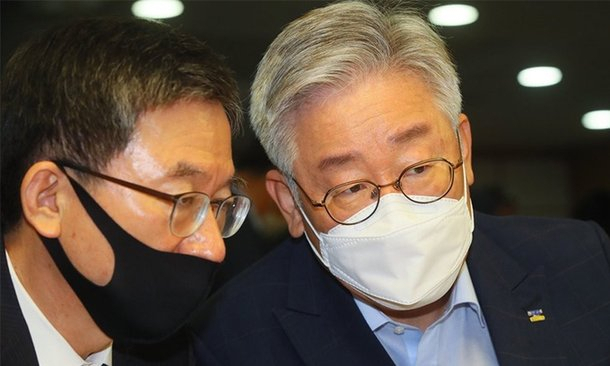 이재명(오른쪽) 더불어민주당 대선후보와 정성호 의원 /연합뉴스