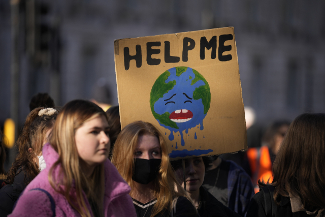 영국 학생 기후 네트워크(UKSCN) 소속 청년들이 지난 5일(현지시간) 런던에서 기후 위기 문제에 소극적으로 대처하는 세계 각국 정상에 항의하는 시위를 벌이고 있다./AP연합뉴스