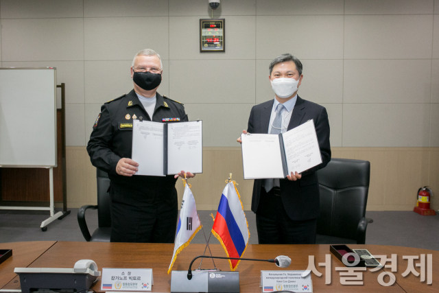 김상진(오른쪽) 국방부 국제정책관과 칼가노프 러시아 국가방위센터 부센터장이 11일 한-러 해공군간 직통망 양해각서를 체결하고 있다. /사진제공=국방부