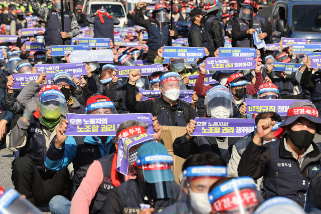 민주노총 조합원들이 지난달 20일 서울 서대문역 4거리 도로를 기습 점거한 채 집회를 하고 있다./연합뉴스