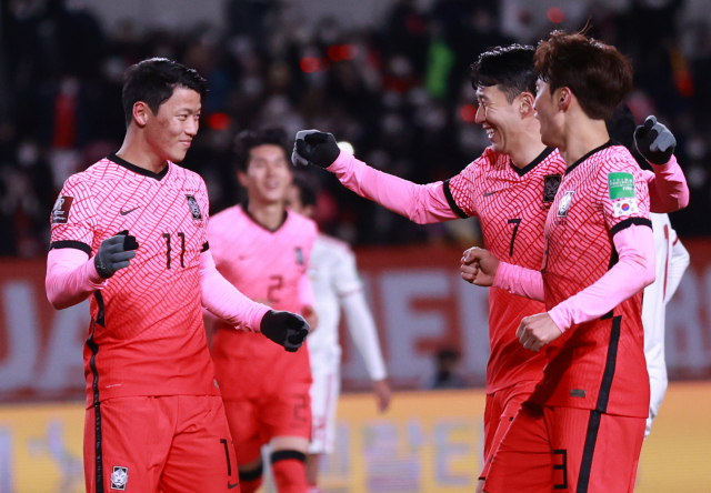 한국 축구 대표팀의 황희찬(왼쪽)이 11일 카타르 월드컵 최종 예선 아랍에미리트(UAE)전에서 골을 넣은 뒤 손흥민(7번)의 축하를 받고 있다. /연합뉴스