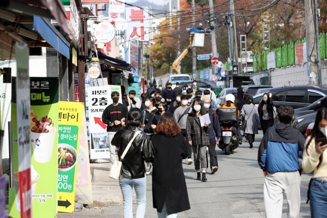 정부의 단계적 일상 회복 시행으로 일선 대학의 대면수업이 본격적으로 재개된 가운데 광주 동구 조선대 앞 거리가 지난 2일 오후 대학생들로 북적이고 있다. 주요 대학들은 대면수업에 맞춰 학교 축제도 순차적으로 정상화할 방침이다. /광주=연합뉴스