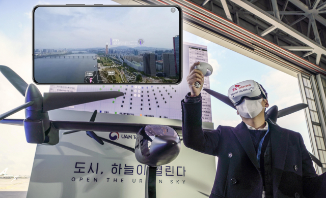 SK텔레콤 직원이 11일 가상현실(VR)기기로 도심항공교통(UAM)을 체험하고 있다. SK텔레콤은 이날 강남과 김포공항을 10분 내외에 연결하는 수도권 공항셔틀 실증에 성공했다고 밝혔다. 이 기술은 오는 2025년 상용화가 목표다. 유영상 SK텔레콤 CEO는 