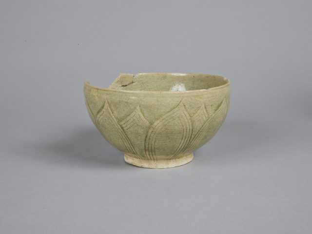 아라가야 고도인 경남 함안 말이산 고분에서 발굴된 5세기 남조의 연꽃무늬 청자 그릇은 가야와 중국의 교류를 입증하는 유물로 의미가 크다. /사진제공=문화재청