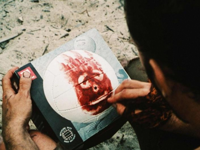 영화 '캐스트 어웨이'에서 톰 행크스가 배구공에 얼굴을 그려 넣어 ‘윌슨’을 만드는 모습이다. /영화 '캐스트 어웨이' 스틸컷