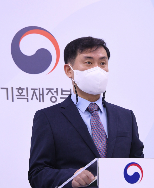 김영훈 기획재정부 경제분석과장이 12일 정부세종청사에서 '2021년 11월 최근경제동향' 관련 주요내용을 발표하고 있다./사진제공=기획재정부