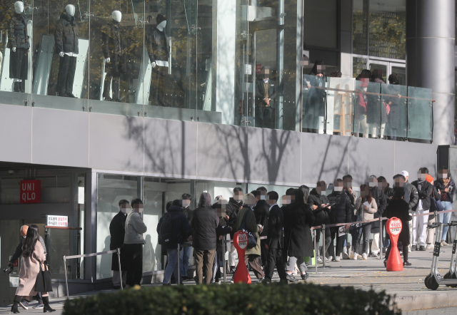12일 오전 서울 시내 한 유니클로 매장 앞에서 시민들이 이날 판매를 시작하는 유니클로x질 샌더 협업 제품을 구매하기 위해 줄을 서 있다. /연합뉴스