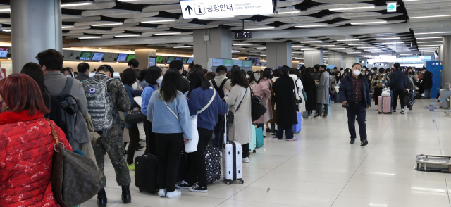 진에어 체크인 시스템에 문제가 생겨 항공권 탑승수속 등이 차질을 빚고 있는 가운데 12일 오전 김포국제공항 탑승수속장에서 진에어 승객들이 발권과 수화물을 접수하기 위해 줄을 서 있다./이호재기자. 2021.11.12