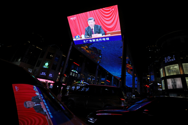 11일 시진핑 중국 국가주석이 11일 베이징에서 속개된 공산당 제19기 중앙위원회 6차 전체회의(19기 6중 전회)에서 연설하는 모습이 베이징 시내의 대형 옥외 전광판에 비치고 있다./연합뉴스