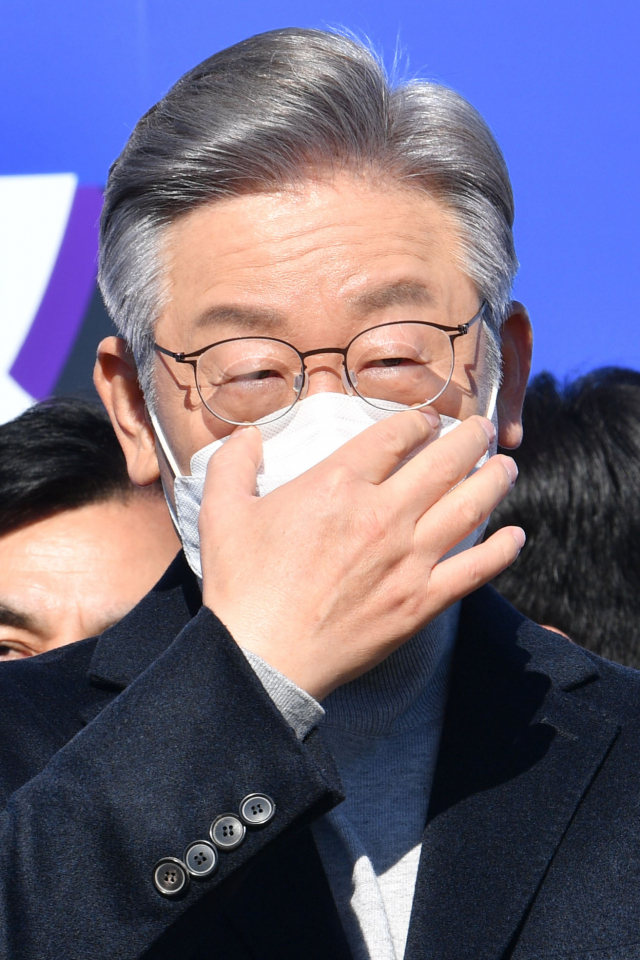이재명 더불어민주당 대선 후보가 12일 오전 서울 여의도 국회에서 열린 매타버스(매주 타는 민생버스) 출발 국민보고회에서 마스크를 고쳐쓰고 있다. /권욱기자
