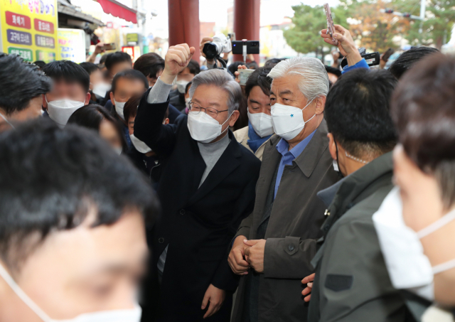 이재명 더불어민주당 대선 후보가 12일 울산 중구 울산중앙전통시장을 방문해 시민들과 인사하고 있다. /울산=연합뉴스