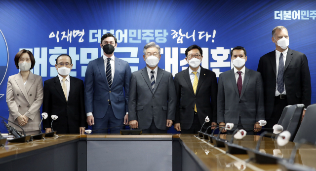 이재명(가운데) 더불어민주당 대선 후보가 12일 서울 여의도 민주당 중앙당사에서 존 오소프(왼쪽 세 번째) 미 상원 의원 접견에 앞서 기념 사진을 촬영하고 있다. /권욱 기자