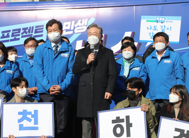 이재명 더불어민주당 대선 후보가 12일 국회 앞에서 열린 '매타버스(매주 타는 민생버스) 출발 국민보고회’에서 인사말을 하고 있다. / 권욱 기자