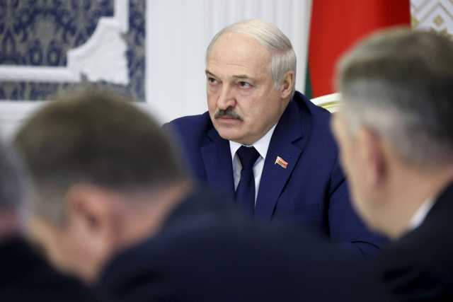 알렉산더 루카셴코 벨라루스 대통령이 11일(현지시간) 수도 민스크에서 회의를 주재하고 있다. /AP연합뉴스