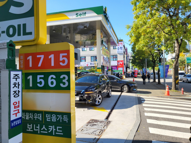 유류세 인하가 적용된 첫 날인 12일 서울 마포구 염리동의 한 주유소에 기름을 넣으려는 차량들이 쉴 새 없이 오가고 있다./심기문기자