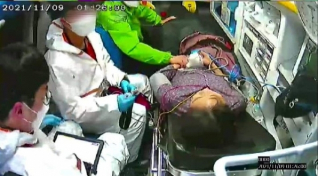 이재명 더불어민주당 대선 후보의 부인 김혜경씨가 지난 9일 새벽 119 구급차에 실려 병원으로 이송되고 있다. /이해식 의원 페이스북 캡처