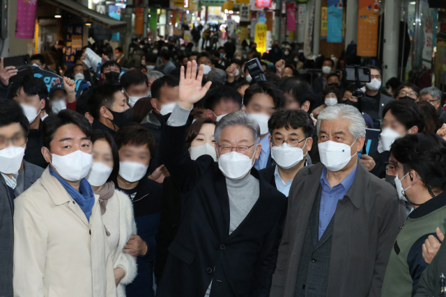 이재명(가운데) 더불어민주당 대선후보가 12일 오후 울산시 중구 울산중앙전통시장을 방문, 시민들과 인사하고 있다. /연합뉴스