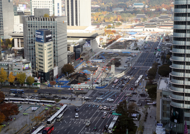 민주노총이 서울 도심 집회를 예고한 13일 광화문 거리를 경찰이 차벽으로 통제하고 있다./연합뉴스
