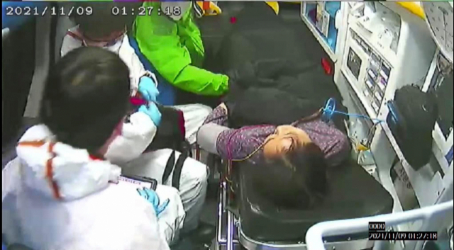 더불어민주당 이재명 대선 후보 측은 지난 9일 아내 김혜경 씨가 낙상사고를 당해 병원으로 이송되는 당시의 모습이 담긴 폐쇄회로TV 캡처 화면을 12일 공개했다. /이해식 의원 페이스북 캡처