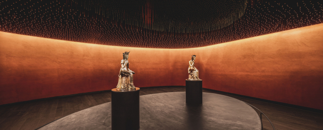 국보로 지정된 6세기 말(왼쪽)과 7세기 금동 반가사유상을 국립중앙박물관의 대표 유물로 집중 소개하는 '사유의 방'이 12일 일반에 공개됐다. /사진제공=원오원아키텍스