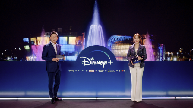 개그맨 신동엽(왼쪽)과 아나운서 박선영이 12일 열린 OTT ‘디즈니+’의 론칭쇼 행사를 진행하고 있다. /사진 제공=디즈니코리아